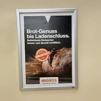 Fragwürdige Werbung – Migros backt Brot bis Ladenschluss Bild von der Autorin von einem Migros Plakat, fotografiert im März 2026 für den Beobachter zum Thema: Die Migros wirbt mit frischem Brot bis vor Ladenschluss. Muss das sein? Wie rechtfertigt sie das, wenn sie gleichzeitig Foodwaste reduzieren will?…