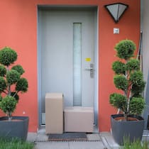 Endlich werden wir gerecht betrogen! Pakete vor einer Tür von einem Einfamilienhaus im Kanton Zürich, Schweiz, Mai 2023. (KEYSTONE/Alexandra Maechler)
SCHWEIZ PAKET LIEFERUNG