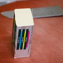 Diese Buttermarke bleibt teuer – trotz tieferem Milchpreis Ein angeschnittener Block Butter auf einem Schneidebreitt in der Kueche des Restaurants Hoernli am 17. Oktober 2024 in Illnau-Effretikon (KEYSTONE/Petra Orosz)