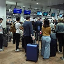 Gestrandet wegen Hackern: Bekommen Passagiere nun Geld? Gestrandete Passagiere in Brüssel: Flugchaos Gestrandet wegen Hackern: Bekommen Passagiere nun Geld? Eine Cyberattacke legte gleich mehrere europäische Flughäfen lahm. Etliche Flüge mussten annulliert werden. Welche Rechte haben gestrandete Passagiere?