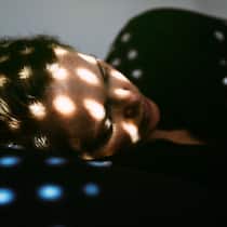 Bundesgericht gibt Opfern von Cyberstalking neue Hoffnung Depressed woman lying on the bed at home.