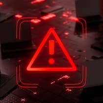 Bund verschläft IT – unsere sensiblen Daten sind in Gefahr Futuristic cybersecurity warning concept featuring a glowing red alert symbol surrounded by laptops on a dark digital circuit board. The image represents an anonymous hacker attack, cybercrime, malicious software, malware infection, ransomware, phish…