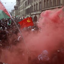 Wer mitläuft, riskiert eine Strafe – auch bei friedlichem Protest People hold banners and wave Palestinian flags during an unauthorized rally in solidarity with the Palestinian people in Bern, Switzerland, 11 October 2025. (KEYSTONE/Peter Klaunzer)