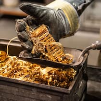 Was Privatanleger jetzt wegen des Iran-Kriegs beachten sollten Gold jewerly is prepared before being melted down to produce gold bars at the Austrian Gold and Silver Refinery (Oegussa) in Vienna, Austria, on February 3, 2026. European and Asian stock markets struggled for direction February 4, 2026 following a t…