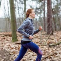 So schützt Sport die Psyche Side view of determined woman jogging in forest