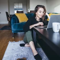 Was Sie jetzt über die E-ID wissen sollten A young woman is using a laptop at home.
1059245842