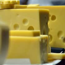 Vermisst: 20 Tonnen Emmentaler Emmentaler-Auslage in einer Ladentheke