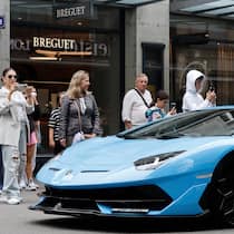 Normalverdiener erklären, warum sie eine Erbschaftssteuer ablehnen Luxus-Boliden sorgen fuer Aufmerksamkeit an der Bahnhofstrasse zur begeisterung einiger Passanten, aufgenommen am 13. Juli 2024 in Zuerich. (Keystone/Manuel Geisser)