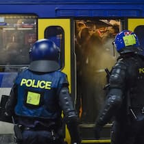 SBB blocken Entschädigung für Reisende ab – mit einer Ausnahme Des policiers anti-emeutes surveillent le retour des supporters du Servette par un train special dans la gare de Lausanne apres la rencontre de football de Super League entre le FC Lausanne-Sport, LS, et le Servette FC, ce mercredi 29 mai 2013 a Laus…