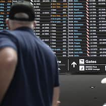 Flug verspätet? Dafür gibt es bald bis zu 600 Euro Passagiere schauen auf die Anzeigetafel mit den Abfluegen, am Samstag, 11. Juli 2026, am Flughafen Zuerich in Kloten. (KEYSTONE/Andreas Becker)