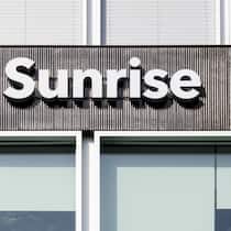 Sunrise-Kunde sitzt im Funkloch The Sunrise Communications logo outside a shop of said company in Glattbrugg, Canton of Zurich, Switzerland, on February 19, 2019. (KEYSTONE/Ennio Leanza) Das Logo des Telekommunikationsunternehmens Sunrise Communications, aufgenommen vor einer Filia…