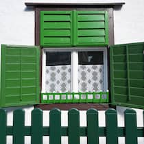 Richter stoppt den bizarren Kleinkrieg zweier Geschwister Besuch der Krankenhauskollegin Anita aus dem Wagner-Jauregg Krankenhaus in Linz, mit ihrem Mann, am 07.09.2024. Das Bild zeigt ein altes Fenster mit festerl‰den hinter einem GArtenzaun 2024 - Besuch der Krankenhauskollegin Anita aus dem Wagner-Jaur…