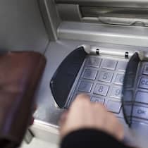 Er wollte seiner Schwester helfen, jetzt ist er Geldwäscher A person enters the pin code on a key panel of a cash dispenser, photographed in Zurich, Switzerland, on September 22, 2015. (KEYSTONE/Christian Beutler) Eine Person gibt die Geheimzahl auf dem Tastenfeld eines Bankautomaten ein, aufgenommen am 22. S…