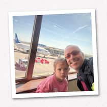 Airline will nicht zahlen Collage zum Thema: Eine fünfköpfige Familie steht in den Ferien ohne Koffer da und muss Notkleidung kaufen. Weil die Airline auf absurden Beweisen beharrt, verweigert sie die Zahlung. Das sind Ihre Rechte.