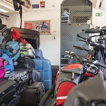 Von Microcars bis Giftschlangen: Was wirklich mit in den Zug darf Koffer stapeln sich neben Velos im Gepäckabteil in einem Intercityzug.
