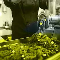 Darf belastetes Fleisch mit gutem vermischt werden? Bildcollage zum Thema PFAS.
Metzger, Hackfleisch, Fleisch-WolfSymbolbild PFAS im Fleisch, Montage mit PFAS-Filter