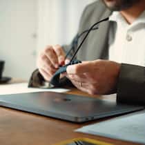 Bundesgericht stoppt Steuerabzug für Brille und fünf Autos Anonymous businessman cleaning his glasses before starting work in his office. Professional routine, focus and workplace productivity concept.
2793692887