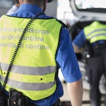 Geheimaktion «Knobli» fliegt Zollbeamten um die Ohren Grenzwach Korps Mitglieder kontrollieren der Einreise auf der Autobahn in Basel am 15. August 2017. (KEYSTONE/Gaetan Bally)Symbolbild zur Aktion "Knobli"