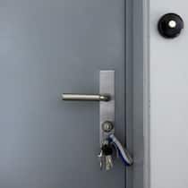 Freispruch trotz Hausfriedensbruch – wenn der Vermieter einfach reingeht Ein Schluessel steckt in einer Wohnungstuer einer Mietwohnung, aufgenommen am Freitag, 11. Oktober 2024 in Zuerich. Am 24. November 2024 stimmen die Schweizer Stimmberechtigten ¸ber die Aenderung vom 29. September 2023 des Obligationenrechts (Mietre…