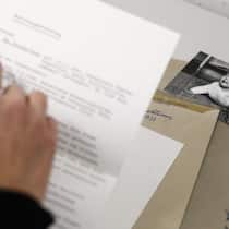 Die Schweiz will die Herkunftssuche reformieren Ein Bild eines Kindes, das zur Adoption freigegeben wurde, liegt in einem Umschlag in den Akten der Vormundschaftsbehoerde im Stadtarchiv der Stadt Bern, am Dienstag, 14. Februar 2017 in Bern. Yvonne Pfaeffli, Historikerin und Mitarbeiterin des Stadt…