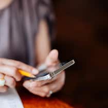 Verjährte Inkassoforderungen – und erst noch falsch Cropped shot of Asian senior woman calculating financial bills and receipts, managing personal banking and finance with smart phone in living room at home. Retirement lifestyle. Elderly and technology. Managing taxes and financial bills. Wealth manag…