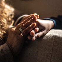 «Mein Kind ist in der Psychi – das hat mich zerrissen» Close-up of mother holding son's hand giving support at home