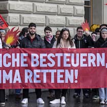 Sollen Superreiche die Klimawende bezahlen? Mitglieder der JUSO Schweiz reichen die Initiative mit 140 000 Unterschriften "Fuer eine soziale Klimapolitik ? steuerlich gerecht finanziert (Initiative f¸r eine Zukunft)" ein, am Donnerstag, 8. Februar 2024, in Bern. Die Initiant*innen fordern ein…