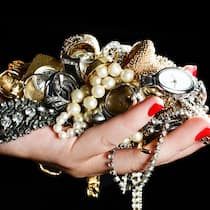 Wenn Juwelier «Hans» in China sitzt Eine Handvoll Schmuck.