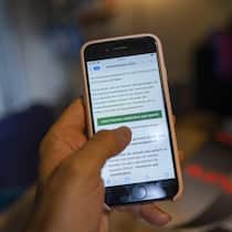 Zu faul, die Krankenkasse zu wechseln? Krankenkassenverleich mit Comparis auf einem Smartphone, fotografiert am Freitag, 30. September 2022 in Bern. (KEYSTONE/Christian Beutler)SCHWEIZ KRANKENKASSE PRAEMIENVERGLEICH