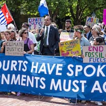 «Das ist ein Gutachten für Generationen» July 23, 2025, The Hague, South Holland, Netherlands: Climate and human rights activists demonstrate before the International Court of Justice. On July 23, 2025, the International Court of Justice, the UN s highest court, issued an advisory opinion o…