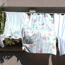 Klimaanlage kaufen? Das sollten Sie wissen Mit Tüchern schützen Bewohner die Pflanzen auf dem Balkon und ihre Wohnung in Bornheim vor der heißen Sonne. Deutschland steht eine Hitzewelle bevor - und schon am Mittwoch wird diese in vielen Gebieten deutlich spürbar.