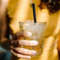 SVP bremst bessere Hilfe für K.-o.-Tropfen-Opfer Nahaufnahme eines Drinks, das eine Frau in der Hand hat - Wer betäubt vergewaltigt wird, gilt rechtlich als krank. Und nicht als verunfallt – mit massiven Folgen bei Lohnausfall. Der Bundesrat will das ändern. Doch es gibt Widerstand