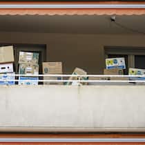 Leerkündigungen nehmen jetzt auch in der Agglo zu Bananenschachteln auf Balkon - In der Zürcher Agglo droht immer mehr Mietern der Rausschmiss, weil eine Sanierung ansteht. Vermieter dürfen nur unter bestimmten Bedingungen allen Mietern kündigen. Der Beobachter zeigt, wie Sie sich wehren können