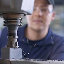Lehrling fräst sich wegen Handschuh den Unterarm kaputt – wer ist schuld? Engineer working with metal machine at factory
2220432570