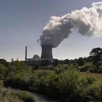 KKW Leibstadt patzt beim Brandschutz Runder Reaktorblock, Kuehlturm und Dampf des Kernkraftwerks Leibstadt, aufgenommen am Montag, 10. Juni 2024 in Leibstadt, Kanton Aargau. (KEYSTONE/Gaetan Bally)
SCHWEIZ KERNKRAFTWERK LEIBSTADT