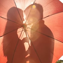 Warum ein Mann trotz illegaler Einreise nicht ins Gefängnis muss Silhouette of an affectionate couple standing behind an umbrella
Original File ID: 475414969