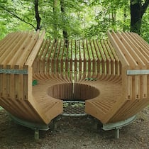 Wald statt Couch – unterwegs auf dem Vitaparcours für die Psyche Der Lifegarden ist ein Outdoor-Parcours und befähigt die BesucherInnen ihre Resilienz in der freien Natur zu aktivieren und zu stärken.Die Psychiatrische Universitätsklinik Zürich (PUK) hat mit dem "Lifegarden" den ersten Vitaparcours für die Ps…