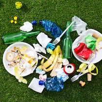 Kaugummi weggeworfen? Das macht neu 80 Franken Load of mixed rubbish left on the grass after a picnic, environmental care and waste concept