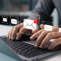 162’000-Franken-Streit: Ungelesene Mail rettet Mann vor Konkurs Email security, spam virus alert in email, businessman using smartphone to access email protected virtual screen, internet communication and network security.