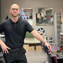 Das Messer am Hals – ein Barber will Männer zum Reden bringen Portrait von Martin Hinz, Inhaber Hinz & Kunst Barber Shop Basel, fotografiert am 4. März 2026 von Daniel Faulhaber. *** Kampagne in Basler Barbershops gegen Männergewalt geht neue Wege: «S Mässer am Hals»