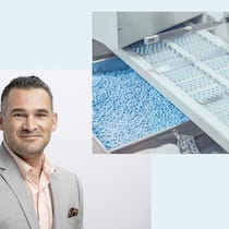 Günstige Medikamente aus dem Ausland bleiben tabu Collage aus Getty Bild GettyImages-578997367 mass production; pharmaceuticals; machine; birth control pill; conveyor belt; producing; pharmacology; no people; assembling; precision; packaging; healthcare; production; industry; abundance; prescription…