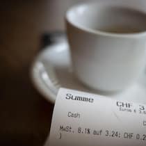 Wie die Mehrwertsteuer als ständiger Rettungsanker dient Ein Kassenzettel mit Angabe der Mehrwertsteuer (8.1%) fuer die Konsumation einer Tasse Espresso, fotografiert am Montag, 15. Januar 2024 in Zuerich. (KEYSTONE/Christian Beutler)
SCHWEIZ KAFFEE MEHRWERTSTEUER