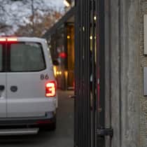 Darum konnte der Basler Dreifachmörder wieder zuschlagen Ein Gefangenentransport faehrt zum Strafgericht in Basel, am Mittwoch, 17. Dezember 2025. Im August 2024 toetete der heute 33-jaehrige Mann auf einem unbegleiteten PUK-Freigang eine 75-jaehrige Frau am Nasenweg in Basel. Der Beschuldigte hatte zehn J…