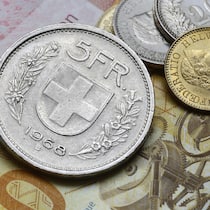 Schweizer hängen am Bargeld – aber sie bezahlen es gerade zu Tode 2239596754
