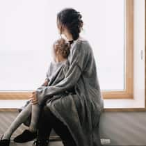 Geködert, isoliert, ausgebeutet – der Albtraum einer Nanny Portrait of young woman and girl looking out of window.
Original File Name: 901551996