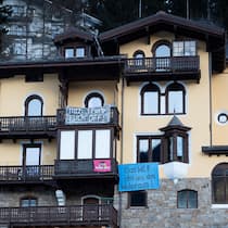 «Nazi Trump»-Banner am WEF: Wie Kritik zur Staatsaffäre wird Foto: Raphaël Dupain / 20.01.2026, WEF2026 Davos / Jürg Grassl (43) aus Davos sorgt mit dem Banner «Nazi Trump Fuck Off» während des WEF für Ärger mit der Polizei.