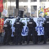 Basler Staatsanwaltschaft muss doch gegen Polizei ermitteln Demonstranten protestieren gegen die von der PNOS (Partei national orientierter Schweizer) organisierte Demonstration gegen den UNO-Migrationspakt in Basel auf dem Messeplatz, am Samstag, 24. November 2018. (KEYSTONE/Georgios Kefalas)
SCHWEIZ PNOS DE…