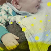 Diese Gefahr lauert im Nuschi Collage Beobachter Berater Konsum 08/2026 Nuschis mit PFAS Selbst Schmusedecken für Babys sind teilweise mit Pfas versehen. Das hat ein Text von 18 Nuschis ergeben. *** Getty Images Image ID: 487714001 Baby boy On Adults Shoulder photography; 2-3 ye…