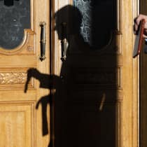 «Erhebliche Mängel»: Finanzkontrolle rügt FDP und Gewerbeverband Ein Lobbyist geht durch die Wandelhalle des Nationalrats, waehrend der Wintersession der Eidgenoessischen Raete, am Donnerstag, 19. Dezember 2019, im Bundeshaus in Bern. (KEYSTONE/Peter Klaunzer)
SCHWEIZ SESSION WANDELHALLE
