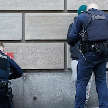 Bundesgericht pfeift Zürcher Polizei zurück Zuercher Stadtpolizisten durchsuchen einen verdaechtigen Passanten, aufgenommen am 14. Januar 2024 in Zuerich. (Keystone/Manuel Geisser)
SCHWEIZ ZUERICH ZUERCHER STADTPOLIZEI